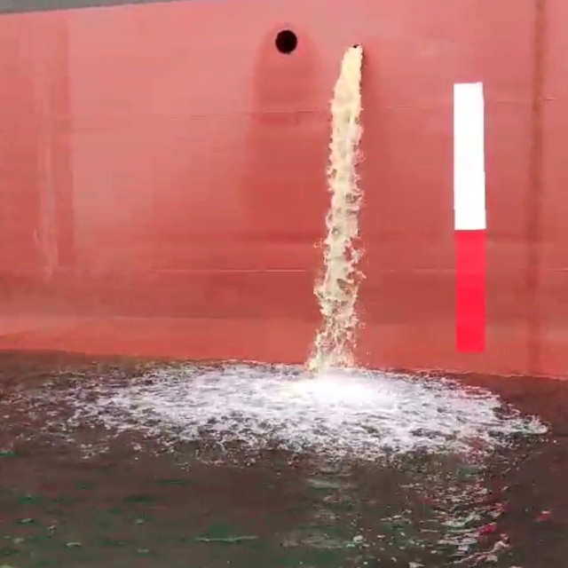 Kirli balast suyunu denize boşaltan gemiye para cezası kesildi