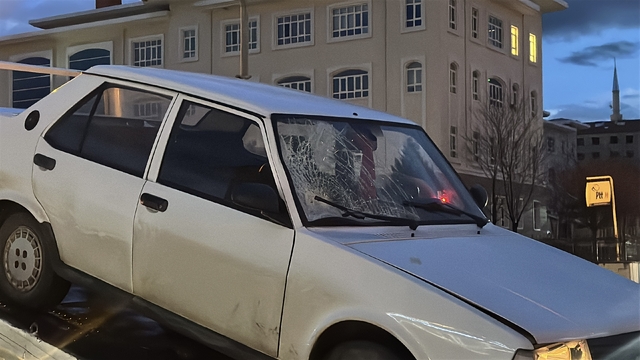 Yolun karşısına geçerken otomobilin çarptığı kadın ağır yaralandı: Kaza anı kamerda