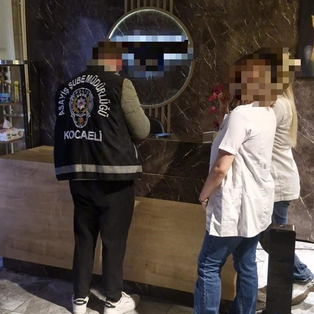 Polisten masaj salonlarına denetim
Kocaeli'de kurallara uymayan masaj salon...