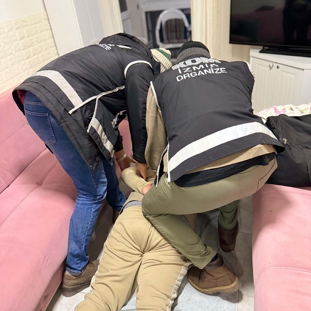 İzmir'de suç örgütü mensubu firari hükümlü villada yakalandı
