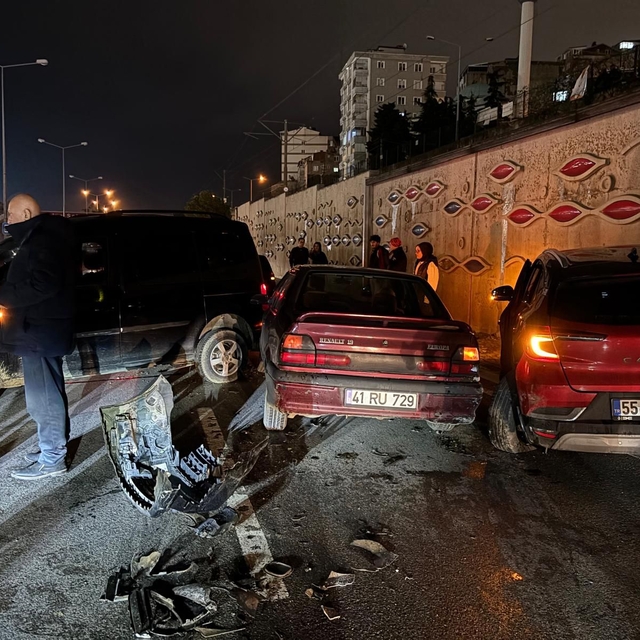 Samsun'da 5 aracın karıştığı zincirleme kaza; 1 yaralı