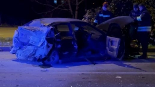 Yoldan çıkıp karşı şeride geçen otomobil ile TIR çarpıştı; 2 yaralı