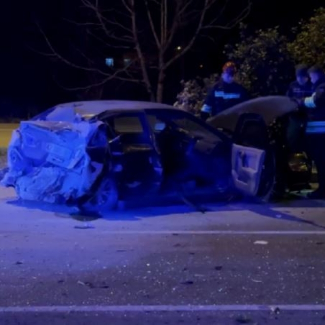 Yoldan çıkıp karşı şeride geçen otomobil ile TIR çarpıştı; 2 yaralı