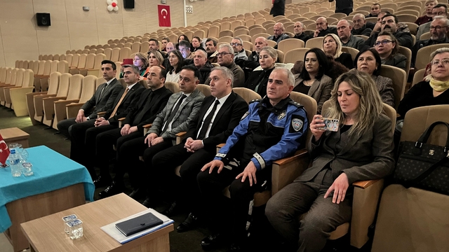 Eskişehir'de muhtarlara güvenli ve bilinçli internet kullanımı anlatıldı