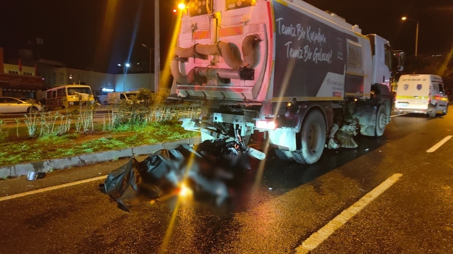 Aydın'da aşırı sürat ölüm getirdi
Kamyona çarpan motosiklet sürücüsü hayatını kaybetti