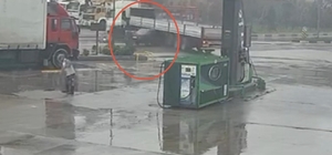 Turgutlu'da otomobil tırın altına ok gibi saplandı. O anlar kamerada