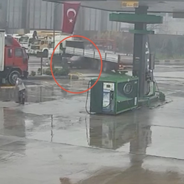 Turgutlu'da otomobil tırın altına ok gibi saplandı. O anlar kamerada