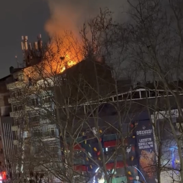 7 katlı binanın çatısında korkutan yangın