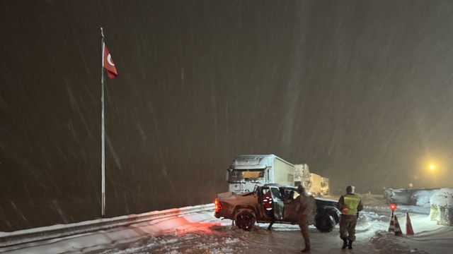 Ağrı'da kar ve tipi ulaşımı aksatıyor