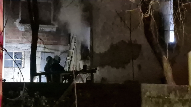 Bartın'da 2 katlı evde yangın paniği
Olay yerine sevk edilen itfaiye ekipleri dumanların arasında insan aradı