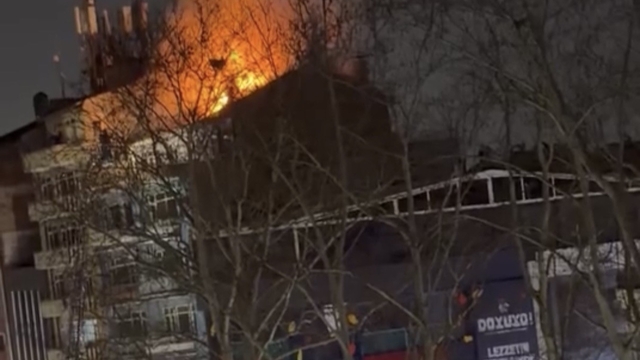 7 katlı binanın çatısında korkutan yangın