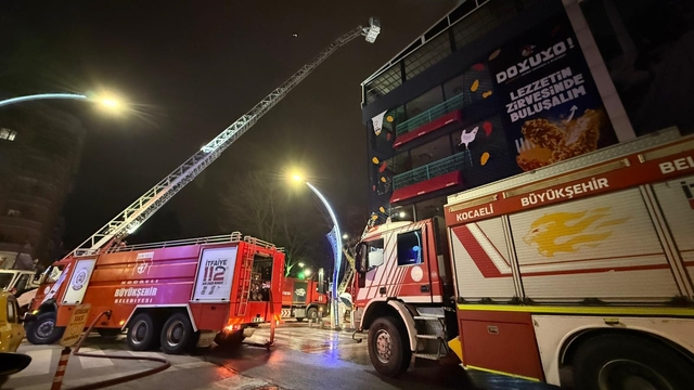 İzmit’te 7 katlı binanın çatısında çıkan yangın söndürüldü
