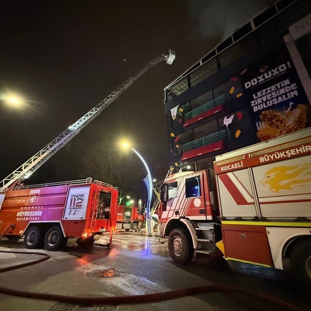 İzmit'te 7 katlı binanın çatısında çıkan yangın söndürüldü