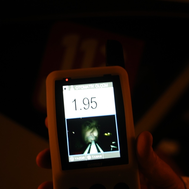 Alkollü sürücü yolda uyuya kaldı, uyanınca polise ecel teri döktürdü
Alkoll...