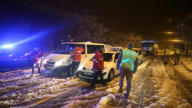 Muş-Bingöl kara yolunda kar nedeniyle mahsur kalanlar ekiplerce kurtarıldı