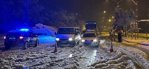 Muş-Bingöl kara yolunda mahsur kalan 40 araçtaki yaklaşık 80 kişi kurtarıld...