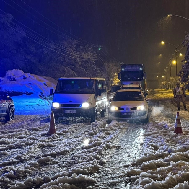 Muş-Bingöl kara yolunda mahsur kalan 40 araçtaki yaklaşık 80 kişi kurtarıld...