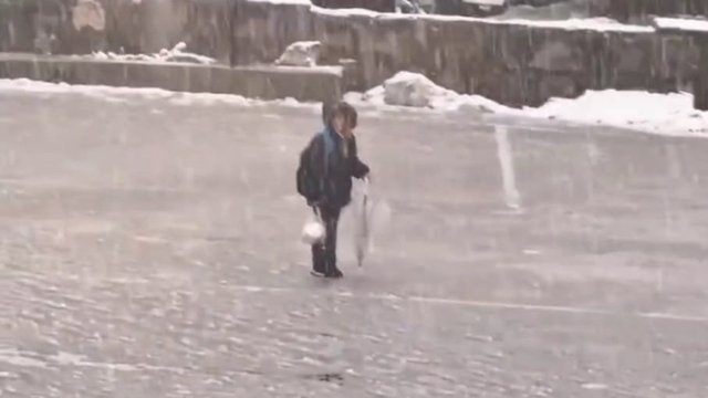 Kar altında İstiklal Marşı'nı okuyan çocuk yürekleri ısıttı