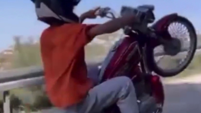 Ehliyetsiz motosikletlinin sosyal medya şovu 77 bin TL'ye patladı