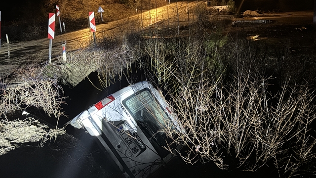 Feke'de dereye düşen hafif ticari aracın sürücüsü yaralandı