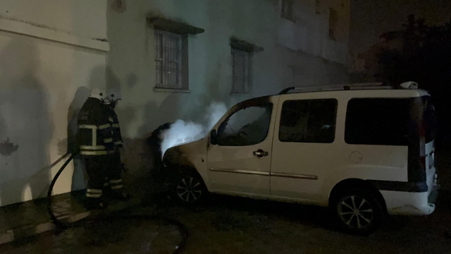 Kozan'da park halindeki hafif ticari araç yandı