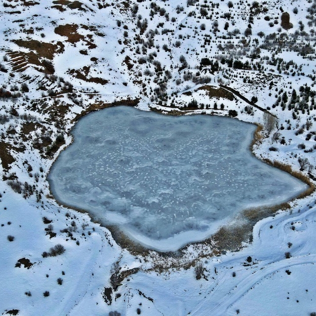 Kemah'taki Ardos Gölü dondu: Bin 660 rakımlı buz gölü drone ile görüntülend...