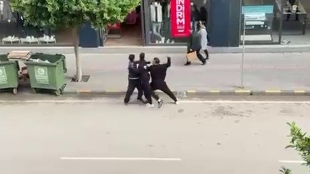 'Telefonumun ekranına baktın' kavgasında sokak boks ringine döndü