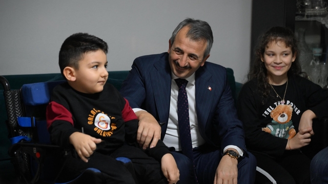 Edirne Valisi Sezer SMA hastası Arel'i ziyaret etti