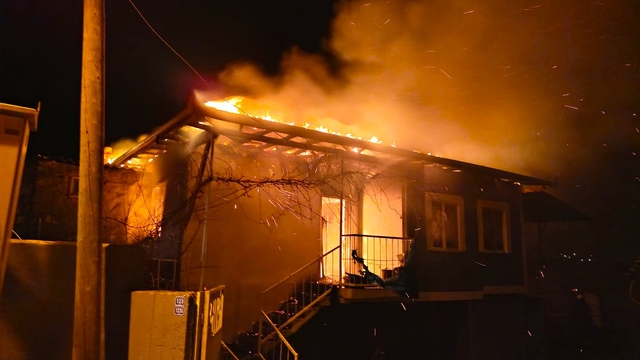 Taşova'da yangın çıkan ahşap ev kullanılamaz hale geldi