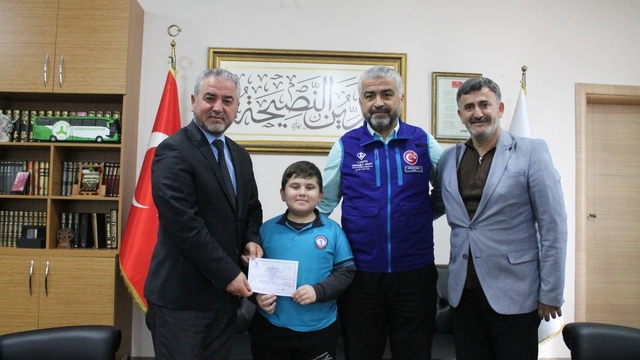 Minik Alparslan kumbarasını Kur'an Kursu için açtı