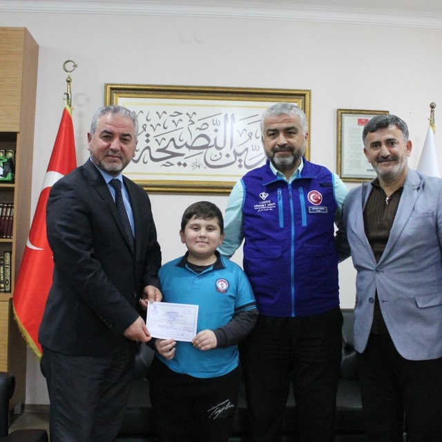 Minik Alparslan kumbarasını Kur'an Kursu için açtı