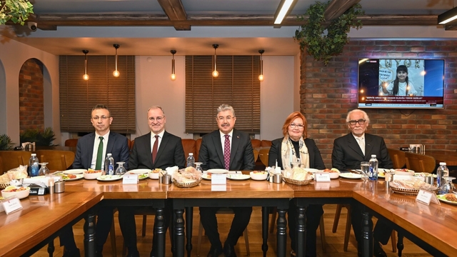 Emekliliğe ayrılacak Eskişehir Valiliği Yazı İşleri Müdürü için veda yemeği
Eskişehir'de 46 yıllık meslek hayatında 14 valiyle çalışan Serhan Yavuz, emekliliğe ayrıldı