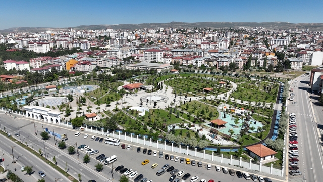 Sivas'ın nüfusu 2025'te azaldı
TÜİK'in 2025 yılına ilişkin Adrese Dayalı Nüfus Kayıt Sistemi Sonuçlarına göre 2024 yılında 637 bin 7 kişi olan Sivas nüfusu 2025'te 631 bin 401'e geriledi