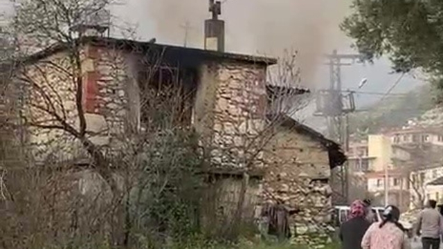 Yangına uykuda yakalanan yaşlı kadın hastaneye kaldırıldı