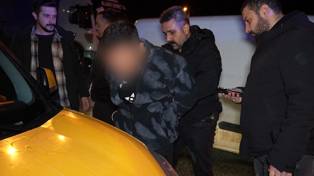 Şehit babasına hakaret eden eski otobüs şoförü silahlı saldırıda ağır yaralandı
Ticari taksiyle kaçan şüpheliyi Kırıkkale polisi yakalandı