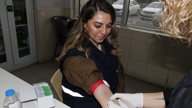 Fabrikalar sağlık merkezine dönüştü, hastaneye gitmeye gerek kalmadı
Düzce'de "Sağlığım İş Yerinde" projesiyle 15 bin işçi fabrikada taranacak
İşçi Berfin Cebeci: "Sağlık tarama hizmeti ayağımıza kadar geldi"