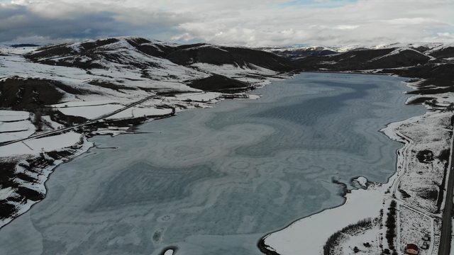 Sadak Baraj Gölü buz tuttu
Göl yüzeyi ve çevresi kartpostallık görüntüler oluşturdu