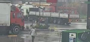 Otomobil, akaryakıt istasyonundan dönüş yapan TIR'a çarptı; kaza kamerada