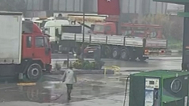 Otomobil, akaryakıt istasyonundan dönüş yapan TIR'a çarptı; kaza kamerada
