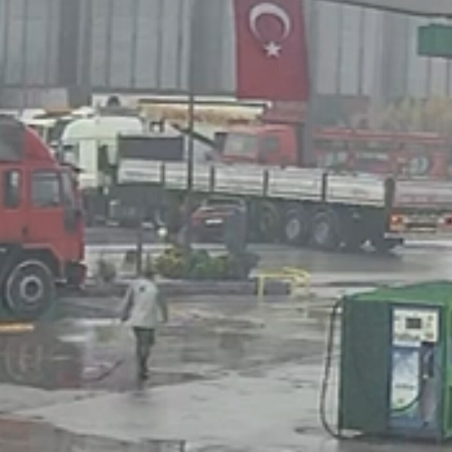 Otomobil, akaryakıt istasyonundan dönüş yapan TIR'a çarptı; kaza kamerada