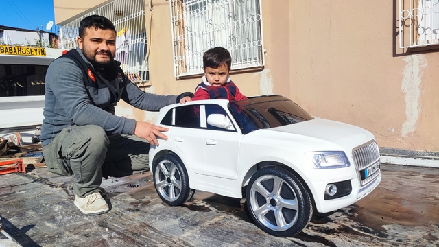 Çekiciyle gelen doğum günü sürprizi yüzleri güldürdü
"Ona sürpriz yapıp çekiciyle en sevdiği oyuncak arabayı getirdim"