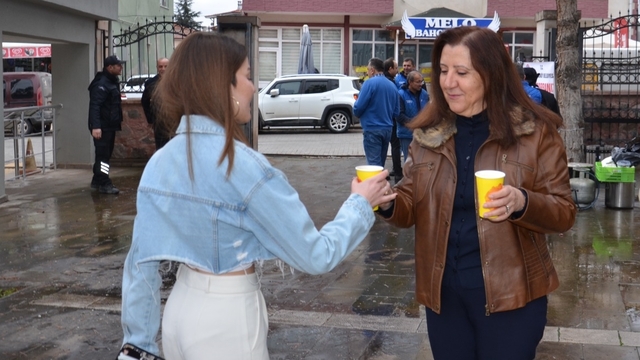 Gümüşhacıköy Belediyesinden öğrencilere sıcak çorba ikramı
