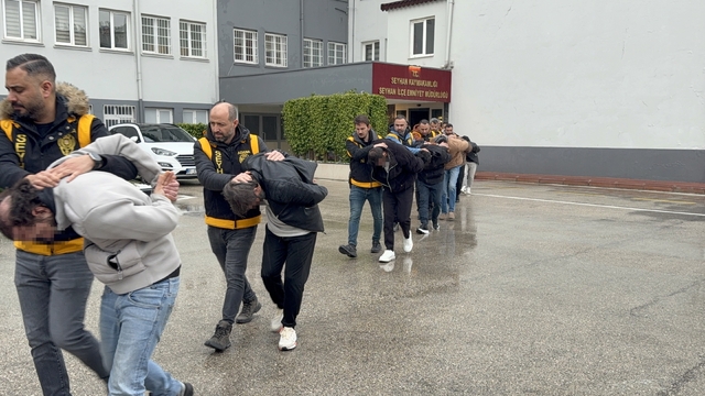 Dublörlerle 10 milyonluk vurgun: Kod adları "Profesör", "Firavun" ve "Azad" çıktı
Adana'da çökertilen şebekede 'Profesör' ve 'Azad' lakaplı şüphelilerin kimlik bilgilerini topladığı, 'Firavun' kod adlı şahsın ise sahte kimlik basarak dublörlerle bankaya giderek kredi çekip yaklaşık 10 milyon lira vurgun yaptıkları ortaya çıktı