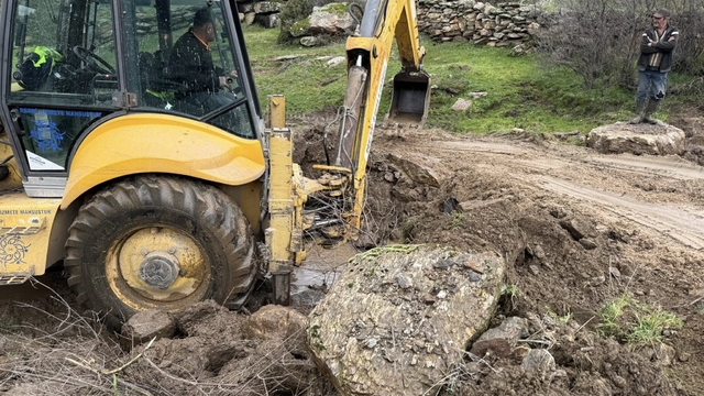 Ekipler sahaya indi, kapanan bahçe yolları açıldı