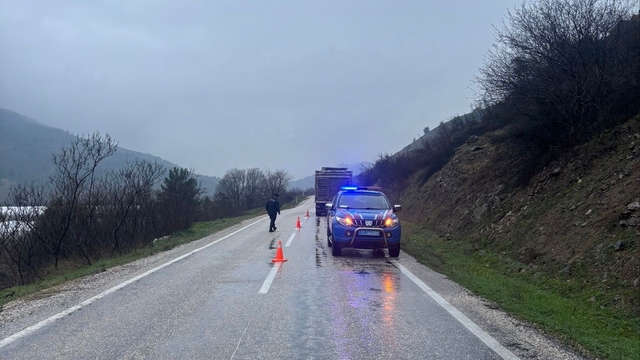 Bilecik'te arızalanan tır yolu tek şeride düşürdü