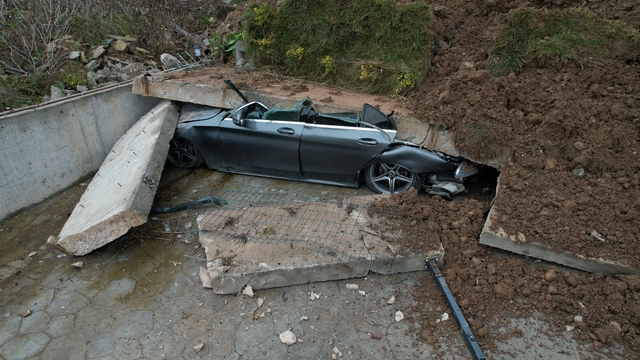 Sakarya'da istinat duvarı çöktü, 3 bina boşaltıldı
3 milyonluk otomobil çöken istinat duvarının altında pert oldu
