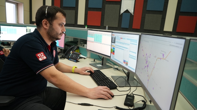 Iğdır 112'den vatandaşlara uyarı: Gereksiz aramalar hayat kurtarmayı geciktiriyor
112'ye gelen ilginç çağrılar şaşırttı: "Halamı ara, testimi çöz, PIN'imi bul, annem babam bana kızdı ne yapmalıyım"