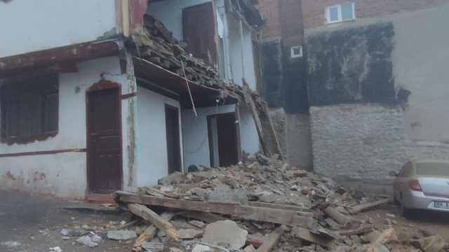 Yozgat'ta metruk konak, yağışın etkisiyle çöktü