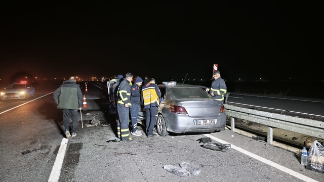 Mardin'de bariyere çarpan otomobildeki 3 kişi yaralandı