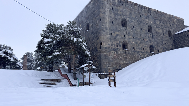 Erzurum'daki "ecdat yadigarı" Aziziye Tabyaları karla kaplandı